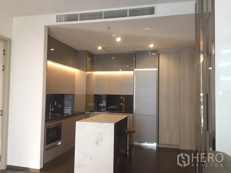 คอนโด ให้เช่าในWatthana, Bangkok - มุมมองครัวโอเพ่นแปลน ไอส์แลนด์หินอ่อน เตาอบบิลท์อิน และตู้เงามัน