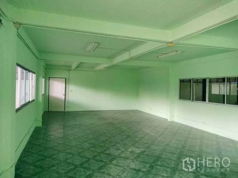 คลังสินค้า ให้เช่าในSam Khok, Pathum Thani - ห้องสำนักงานโล่ง ปูกระเบื้อง มีหน้าต่างมองออกไปยังโกดัง