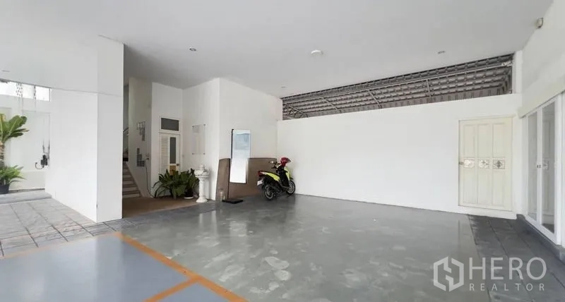 独立商业地产 出租在Khlong Toei, Bangkok - 一层宽敞的室内停车与装卸区，墙面洁白。