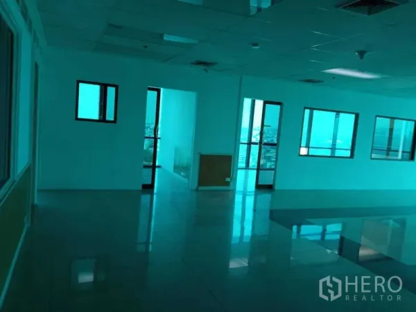 办公空间 出租在Huai Khwang, Bangkok - 宽敞的开放式办公室，室内玻璃门与窗户，亮面地砖。