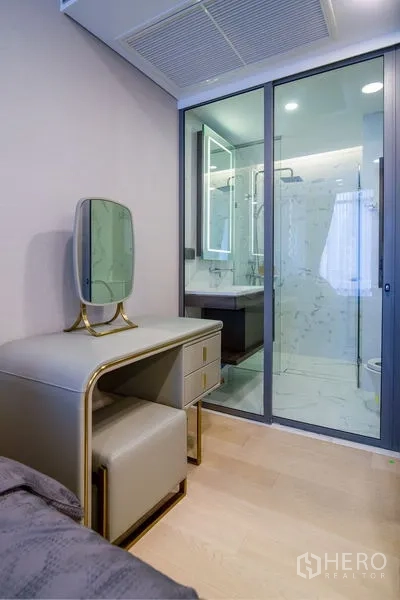 คอนโด ให้เช่าในKhlong Toei, Bangkok - โต๊ะเครื่องแป้งขนาดกะทัดรัดติดประตูบานเลื่อนกระจกเข้าสู่ห้องอาบน้ำ