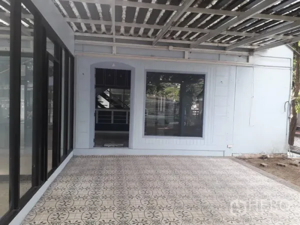 บ้าน ให้เช่าในWatthana, Bangkok - เฉลียงปกคลุมปูกระเบื้องลาย พร้อมหน้าต่างบานใหญ่ของบ้านเดี่ยวในวัฒนา กรุงเทพฯ