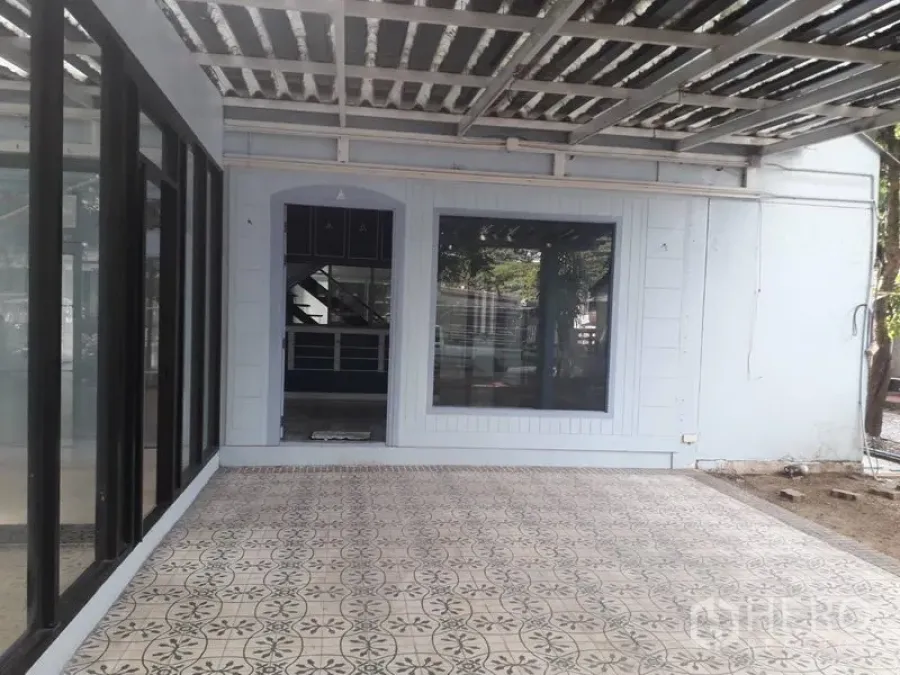 บ้าน ให้เช่าในWatthana, Bangkok - เฉลียงปกคลุมปูกระเบื้องลาย พร้อมหน้าต่างบานใหญ่ของบ้านเดี่ยวในวัฒนา กรุงเทพฯ