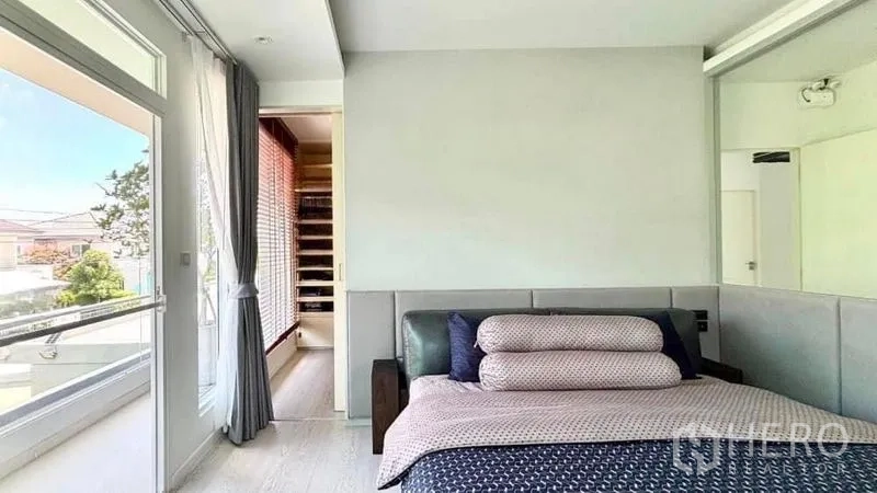 บ้าน ขายในPrawet, Bangkok - ห้องนอนใหญ่เชื่อมระเบียง พร้อมทางเข้าห้องแต่งตัววอล์กอิน