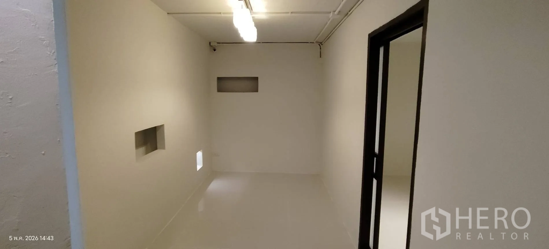 ตึกแถว for rent in Watthana, Bangkok - ห้องทรงลึกโทนขาวพื้นกระเบื้องเงาพร้อมไฟนีออน