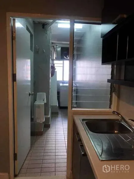 公寓 出售在Yan Nawa, Bangkok - 厨房旁的家务区，带水槽、玻璃隔断与洗衣空间。