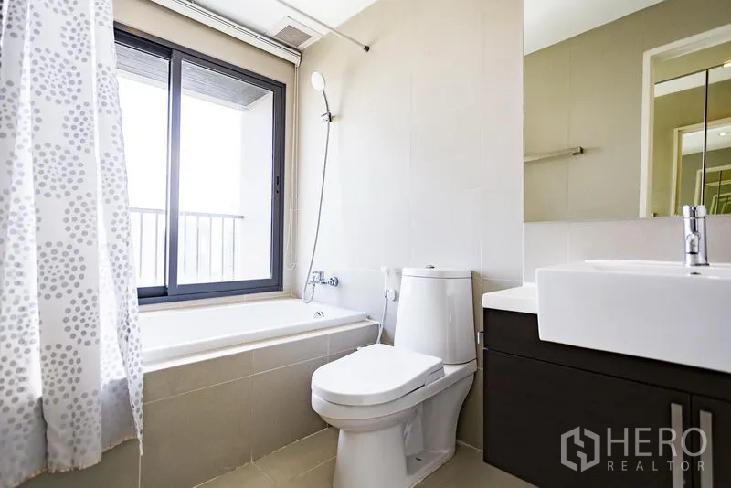 คอนโด ให้เช่าในKhlong Toei, Bangkok - ห้องน้ำสะอาด มีอ่างอาบน้ำพร้อมฝักบัว หน้าต่าง อ่างล้างหน้าและโถสุขภัณฑ์