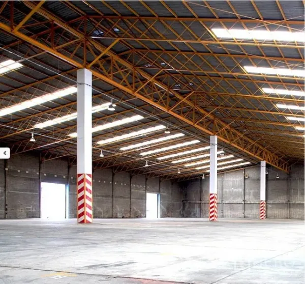 工厂 出租在Samut Prakan - 仓库内部：高挑钢桁架屋顶，天窗采光，混凝土地面与多处装卸口。