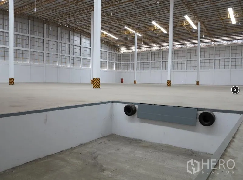 货栈 出租在Lopburi - 仓库内的升高装卸平台与月台坑，方便卡车对接