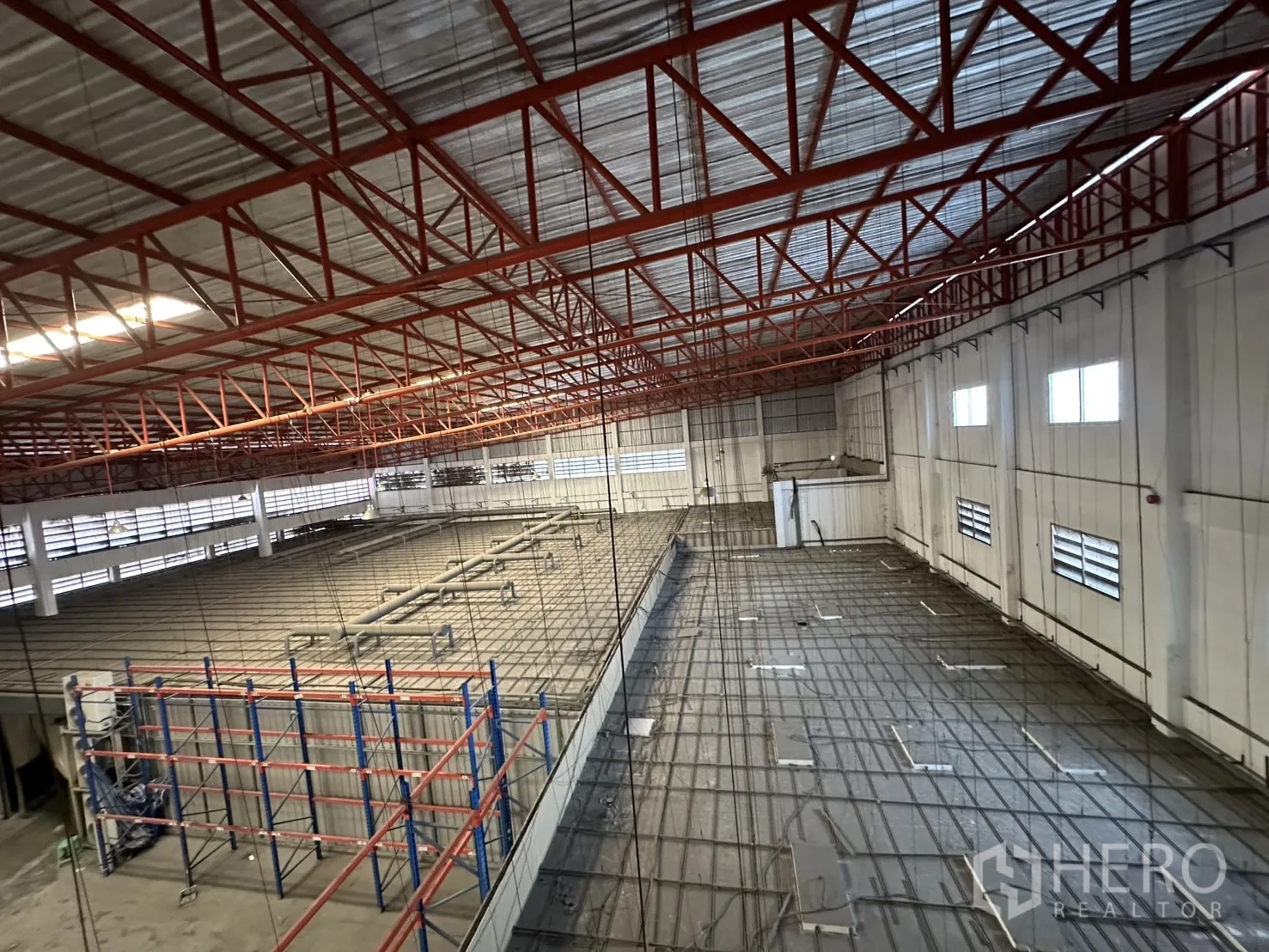 โรงงาน ให้เช่า - แท่นเหล็กแขวนเหนือพื้นที่ผลิต และโครงหลังคาเหล็ก