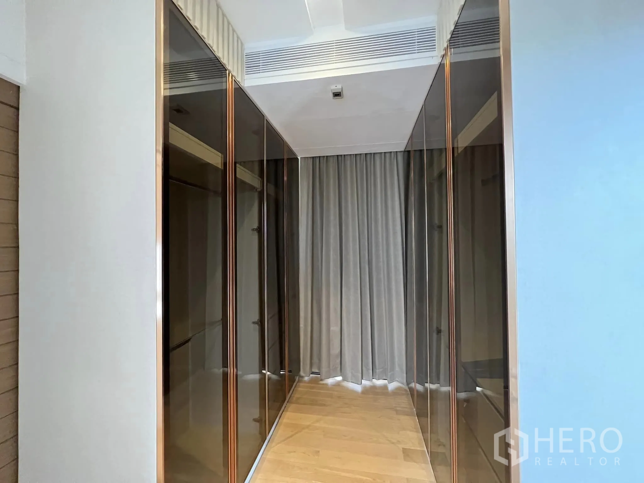 บ้าน ให้เช่าหรือขายในYan Nawa, Bangkok - โถงทางเดินเรียงตู้เสื้อผ้าบานกระจกสะท้อนแสงและม่านทึบ