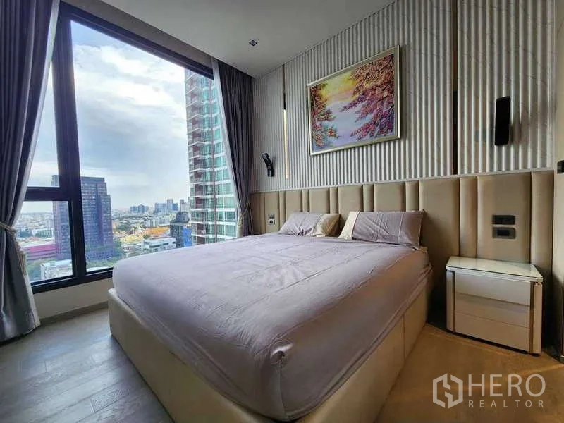 คอนโด ให้เช่าในWatthana, Bangkok - ห้องนอนเตียงคิง หัวเตียงบุผ้า พร้อมหน้าต่างสูงจรดเพดานวิวเมือง