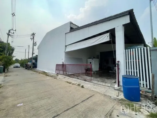 คลังสินค้า ขายในLam Luk Ka, Pathum Thani - ลานโหลดด้านหน้า มีกันสาดและรั้วเลื่อน ติดถนนย่อยเงียบสงบ