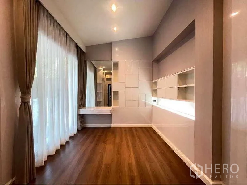 Detached House for rent in Bang Sue, Bangkok - Bright multipurpose room with wood flooring and built-in shelves.