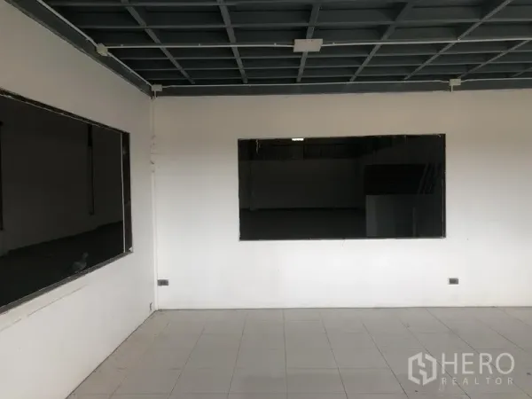 工厂 出租在Lat Lum Kaeo, Pathum Thani - 室内办公区，瓷砖地面，大型观察窗与格栅天花，可望向生产区。