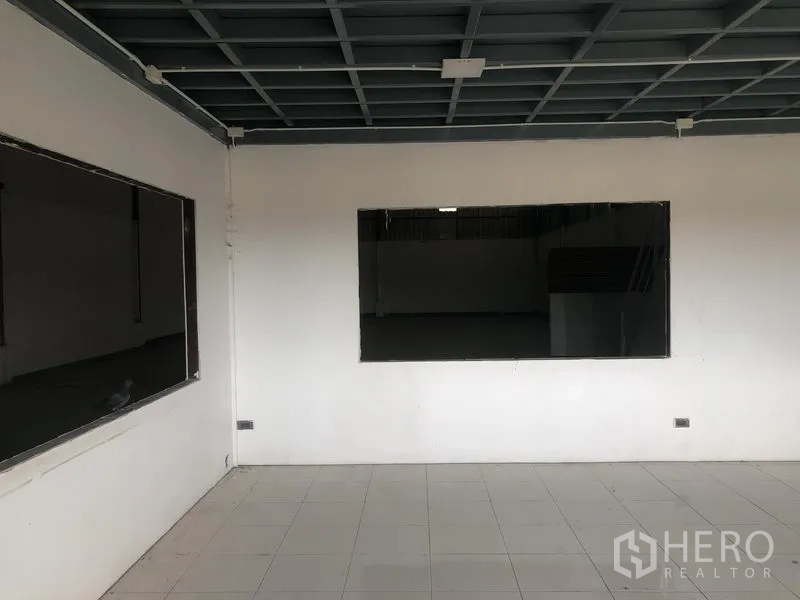 工厂 出租在Lat Lum Kaeo, Pathum Thani - 室内办公区，瓷砖地面，大型观察窗与格栅天花，可望向生产区。