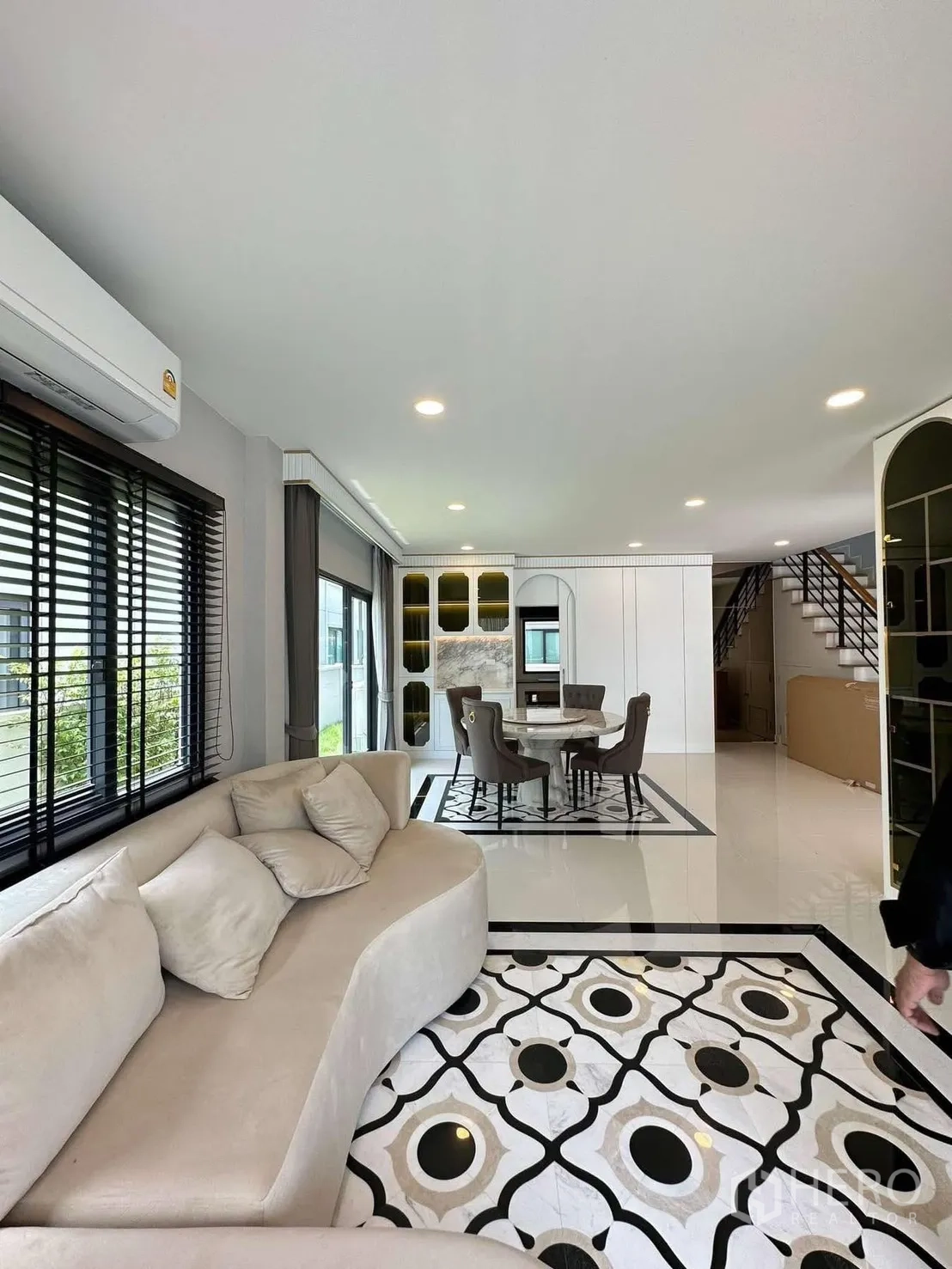 บ้านเดี่ยว for rent in Bang Phli, Samut Prakan - พื้นที่นั่งเล่นและรับประทานอาหารแบบโอเพ่นแพลน หน้าต่างบานใหญ่และพื้นเงา