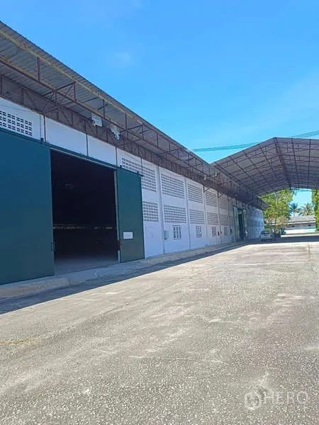 货栈 出租在Mueang Rayong, Rayong - 仓库长立面，多个出入口与连贯雨棚。