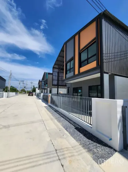 工厂 出租或出售在Bang Yai, Nonthaburi - 邦艾区宽阔混凝土路旁的现代迷你工厂外立面与围栏