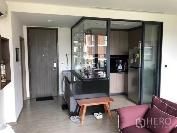 คอนโด ให้เช่าในWatthana, Bangkok - โถงทางเข้าและครัวกั้นกระจก เคาน์เตอร์หินแกรนิตสีดำ ตู้ไม้