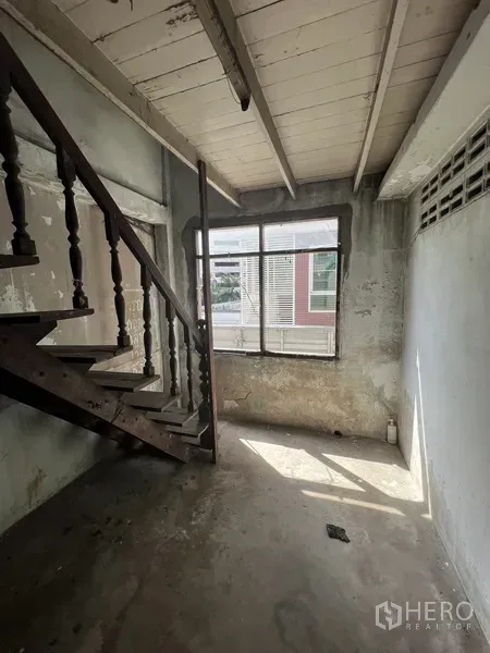 อาคารพาณิชย์ ให้เช่าในKhlong Toei, Bangkok - ห้องชั้นบนมีหน้าต่างบานใหญ่และบันไดไม้ รับแสงธรรมชาติ