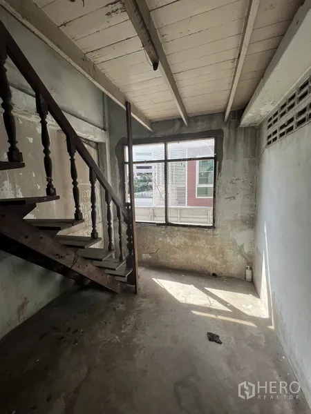 อาคารพาณิชย์ ให้เช่าในKhlong Toei, Bangkok - ห้องชั้นบนมีหน้าต่างบานใหญ่และบันไดไม้ รับแสงธรรมชาติ