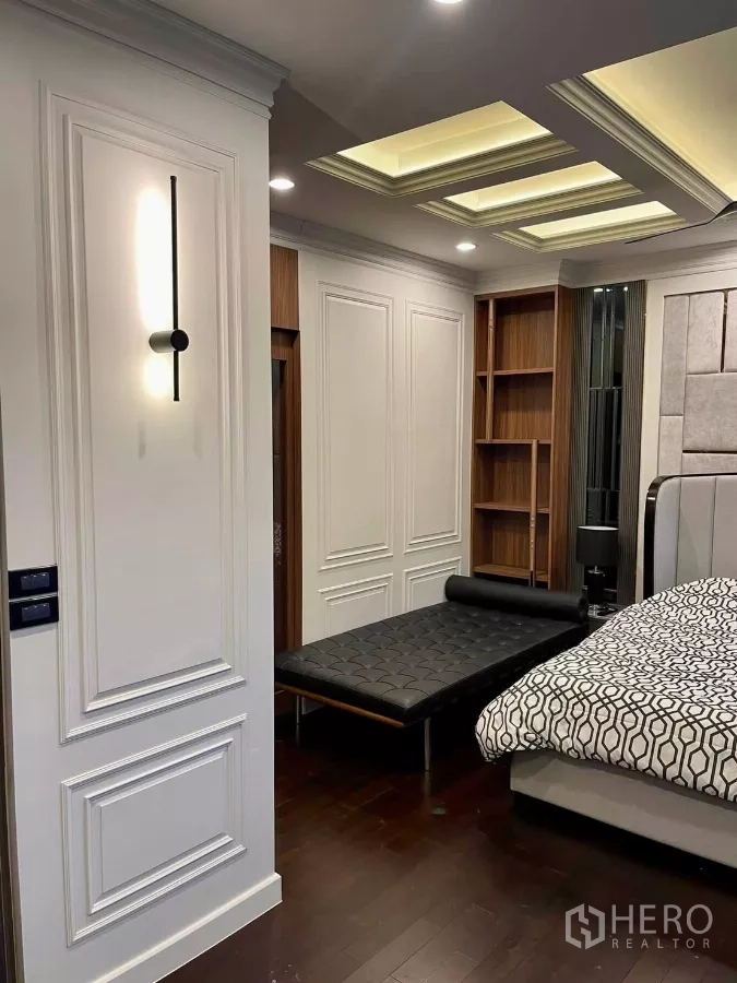 ทาวน์เฮาส์ ให้เช่าในChatuchak, Bangkok - มุมห้องนอนมีโซฟาเดย์เบด โคมไฟติดผนัง และชั้นไม้