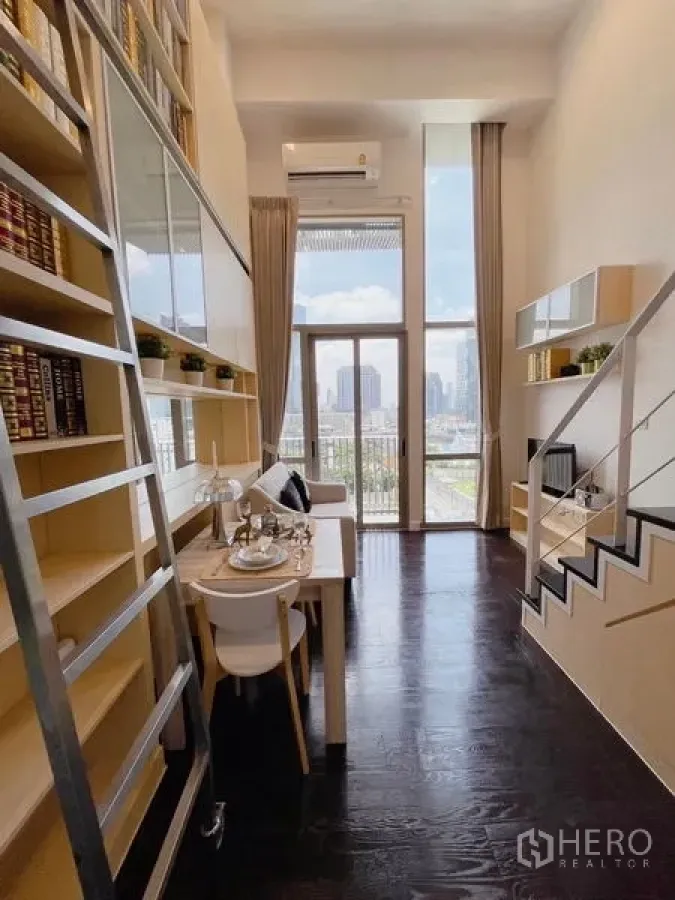 公寓 出租或出售在Khlong Toei, Bangkok - 挑高客餐厅，落地窗与深色木地板，整面书柜与城市景观。