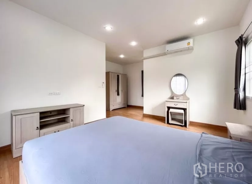 独立式住宅 出租在Chom Thong, Bangkok - 主卧配大床、空调与成套家具，采光良好。