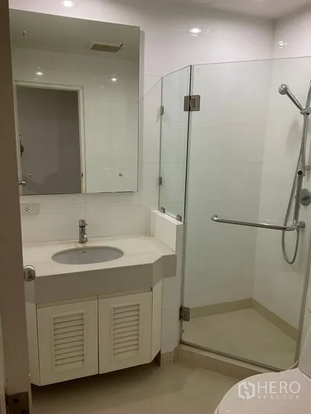 คอนโด ให้เช่าในKhlong Toei, Bangkok - ห้องน้ำสมัยใหม่พร้อมตู้ล้างหน้าและตู้ Shower กระจก
