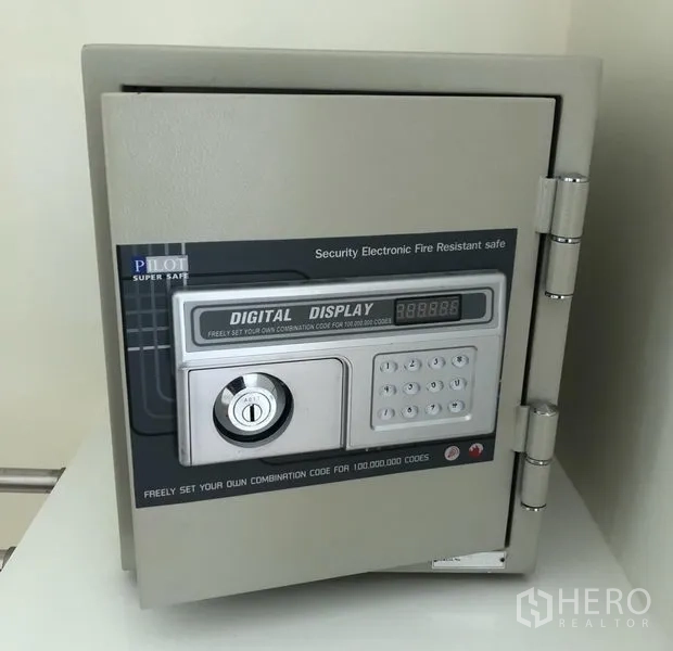 公寓 出租或出售在Sathon, Bangkok - 公寓内配电子密码保险箱，保障物品安全。
