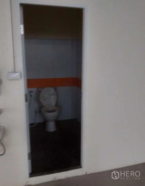 工厂 出租在Ban Phaeo, Samut Sakhon - 厂内卫生间，瓷砖墙面与坐便器