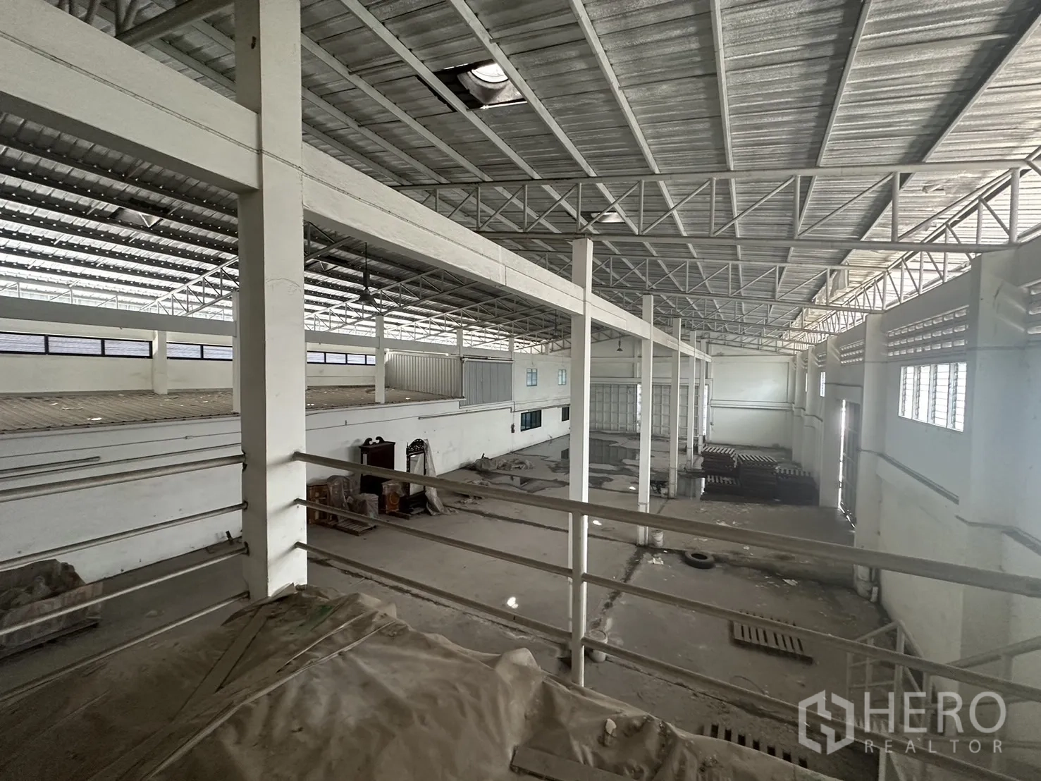 工厂 出租或出售在Prawet, Bangkok - 从夹层俯瞰仓库，视野开阔可见桁架结构。