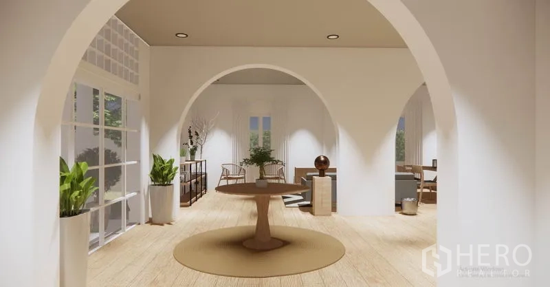 บ้าน ให้เช่าในKhlong Toei, Bangkok - โถงกลางวางโต๊ะกลม ล้อมด้วยซุ้มโค้งสีขาวและไม้ประดับ เชื่อมต่อหลายห้อง