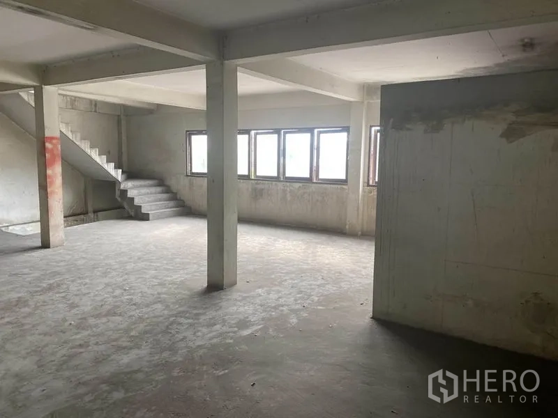 店屋 出租在Yan Nawa, Bangkok - 带楼梯与成排窗户的开放楼层空间。