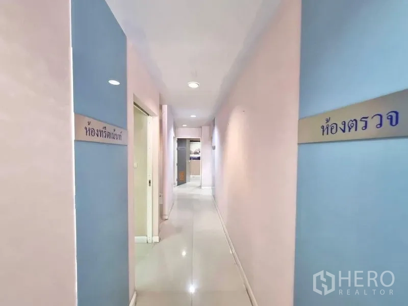 店屋 出租在Watthana, Bangkok - 内部走廊，带泰文房间指示牌与亮面地砖。