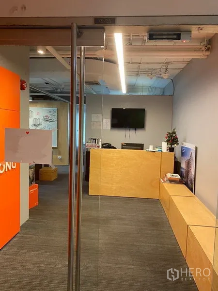 สำนักงาน ให้เช่าในKhlong Toei, Bangkok - ประตูกระจกทางเข้า เปิดสู่พื้นที่ต้อนรับพร้อมที่นั่งไม้โทนอุ่น