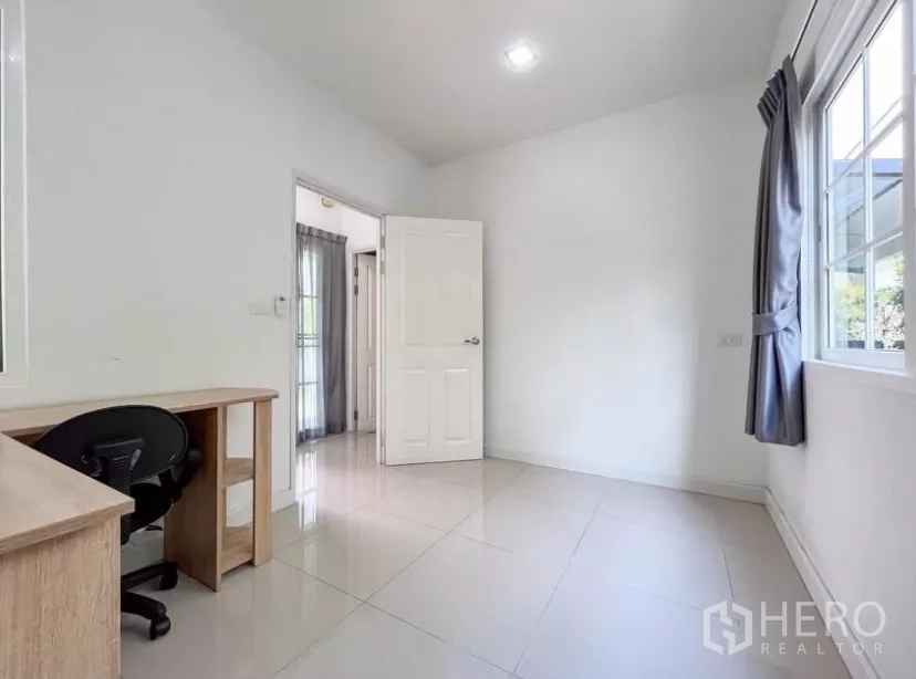 独立式住宅 出租在Chom Thong, Bangkok - 一层书房/客房，配书桌、窗户与遮光窗帘。