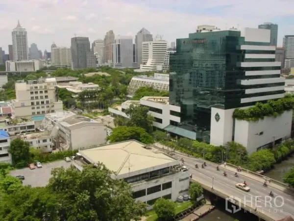 Condominium for rent in Ratchathewi, Bangkok - Ratchathewi skyline view with modern office towers, greenery and a main road.