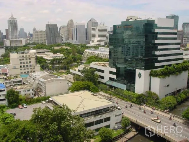 Condominium for rent in Ratchathewi, Bangkok - Ratchathewi skyline view with modern office towers, greenery and a main road.