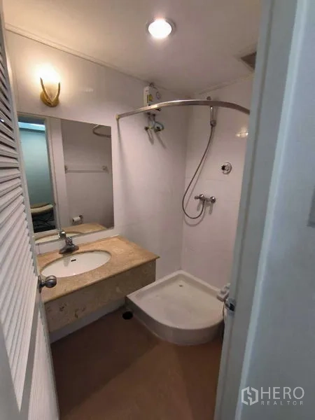 คอนโด ให้เช่าในWatthana, Bangkok - ห้องน้ำกะทัดรัดพร้อมราวม่านอาบน้ำโค้ง ฝักบัว และอ่างล้างหน้า