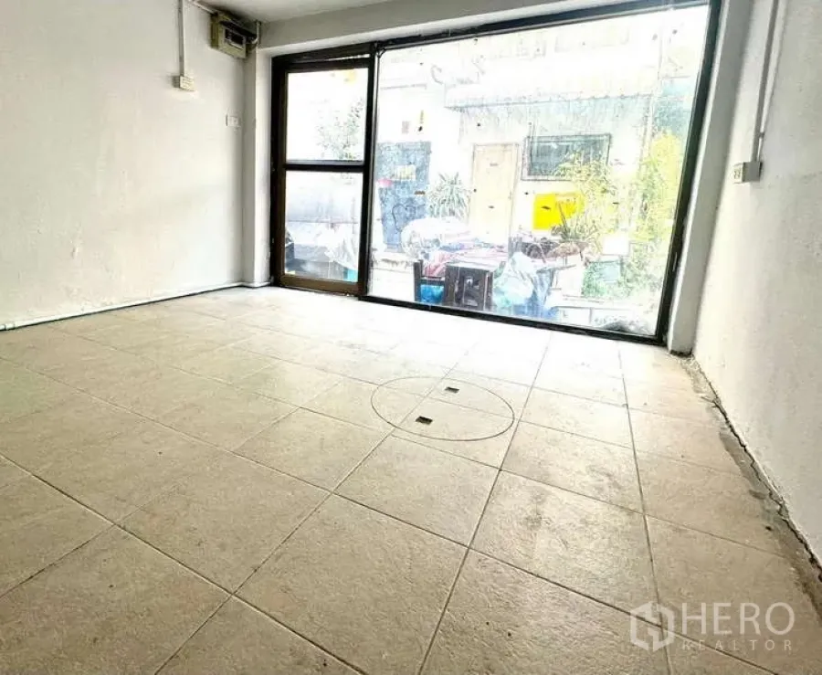 零售空间 出租在Watthana, Bangkok - 一层临街零售空间，瓷砖地面，大幅玻璃门窗采光充足。