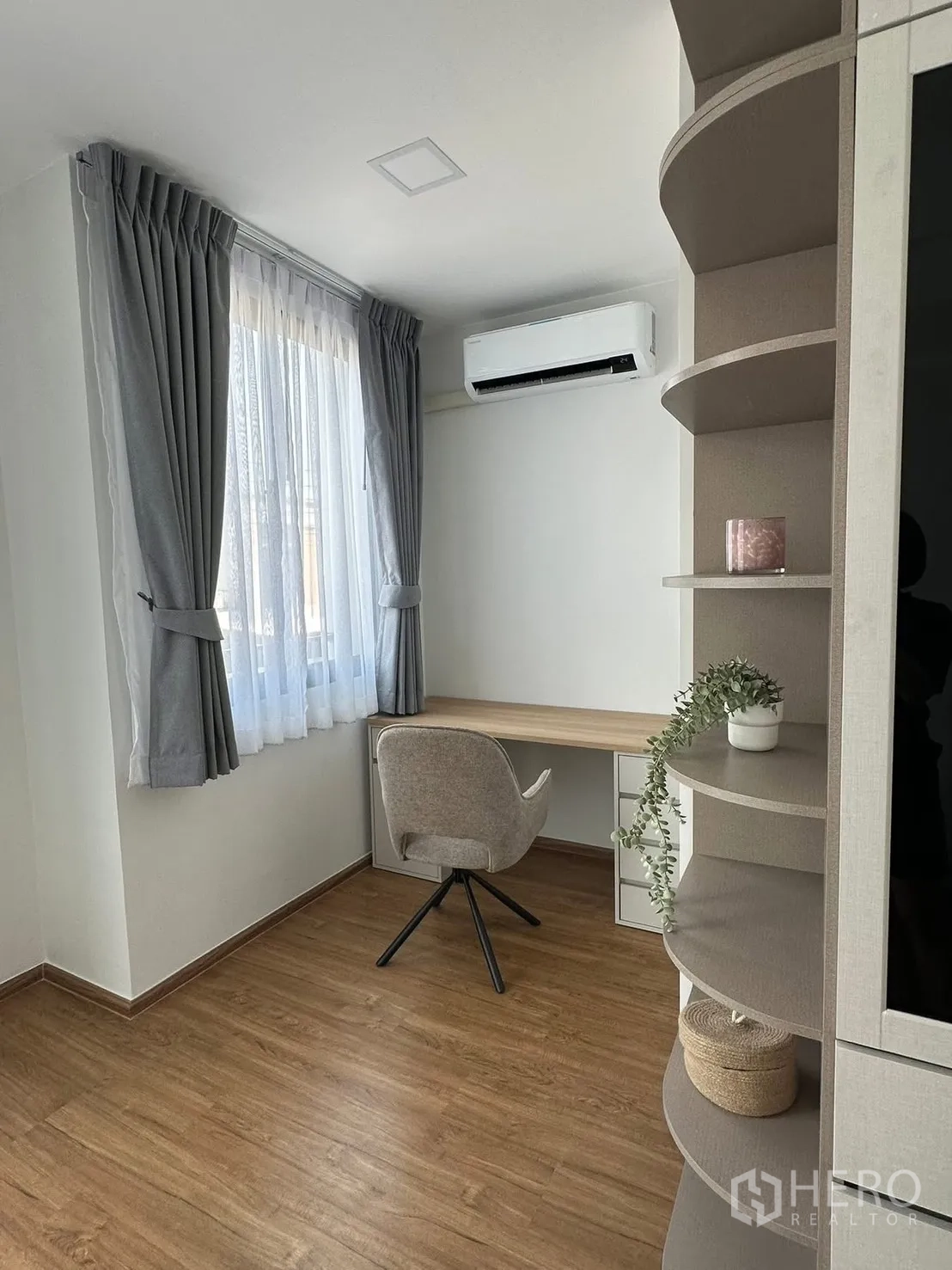 ทาวน์เฮาส์ for rent in Bang Phli, Samut Prakan - มุมทำงานข้างหน้าต่าง ม่านสีเทา และเครื่องปรับอากาศติดผนัง
