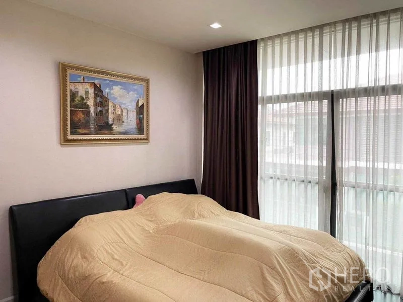 บ้าน ขายในPrawet, Bangkok - ห้องนอนอีกห้อง หน้าต่างสูงจรดพื้นและภาพติดผนัง