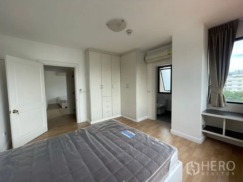 คอนโด ให้เช่าในWatthana, Bangkok - ห้องนอนที่สองมีตู้เสื้อผ้าบิลท์อิน และทางเข้าห้องน้ำในตัว