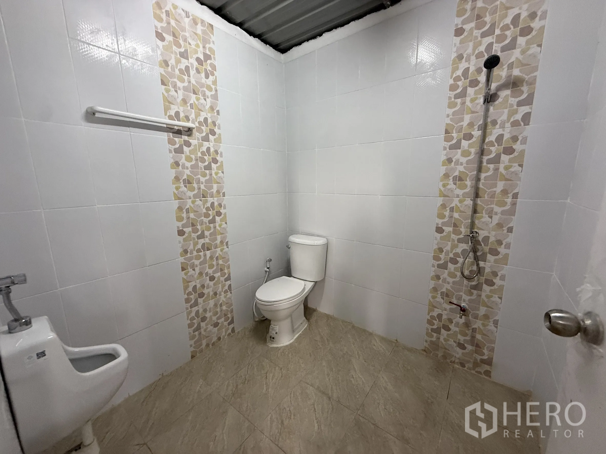 Warehouse for rent in Wang Thonglang, Bangkok - Bathroom with toilet, urinal, tiled walls and handheld shower.