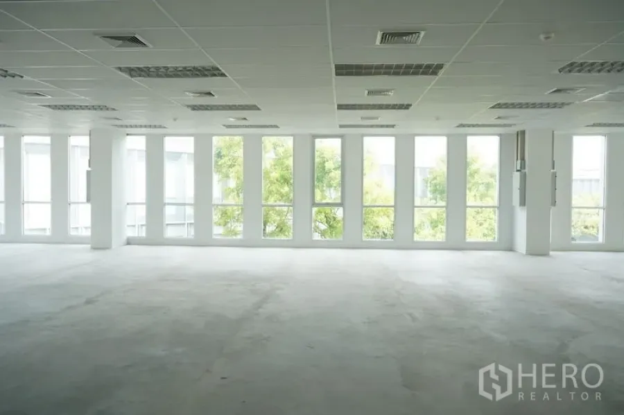 办公空间 出租在Bang Na, Bangkok - 采光充足的空置开放式办公室，整面落地窗与吊顶，配照明与空调出风口。