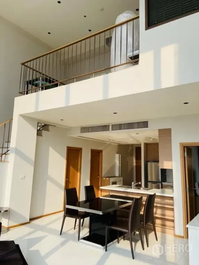 คอนโด ให้เช่าในKhlong Toei, Bangkok - พื้นที่รับแขกเพดานสูงสองชั้นพร้อมชั้นลอยและโต๊ะทานอาหาร