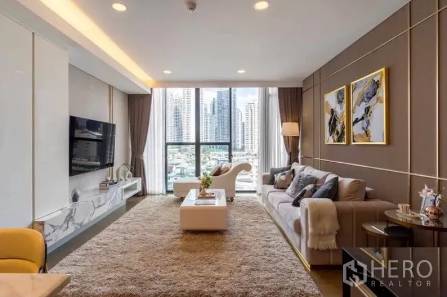 คอนโด ให้เช่าในKhlong Toei, Bangkok - ห้องนั่งเล่นสว่างโปร่ง ผนังกระจกเต็มบาน มองเห็นวิวสกายไลน์กรุงเทพฯ