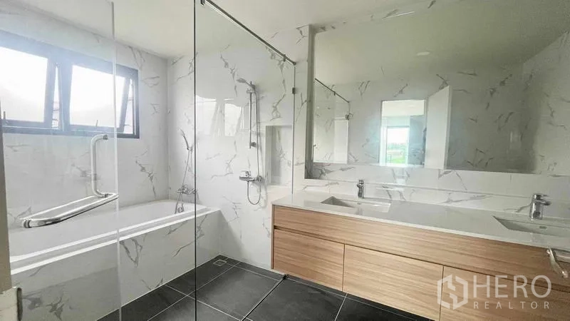 Detached House for rent in Bang Phli, Samut Prakan - Ensuite bathroom with glass shower, bathtub and wide double vanity